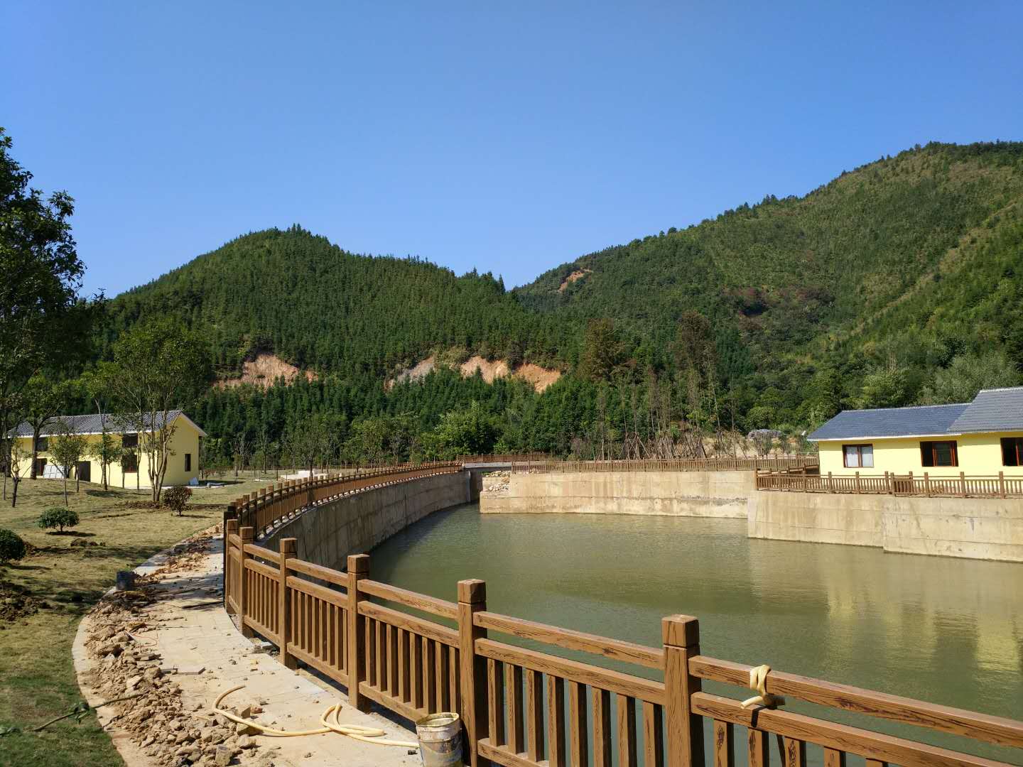 仿木紋河道護欄
